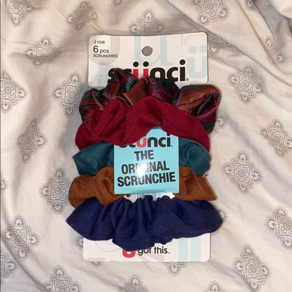 5 scrunchies!!
